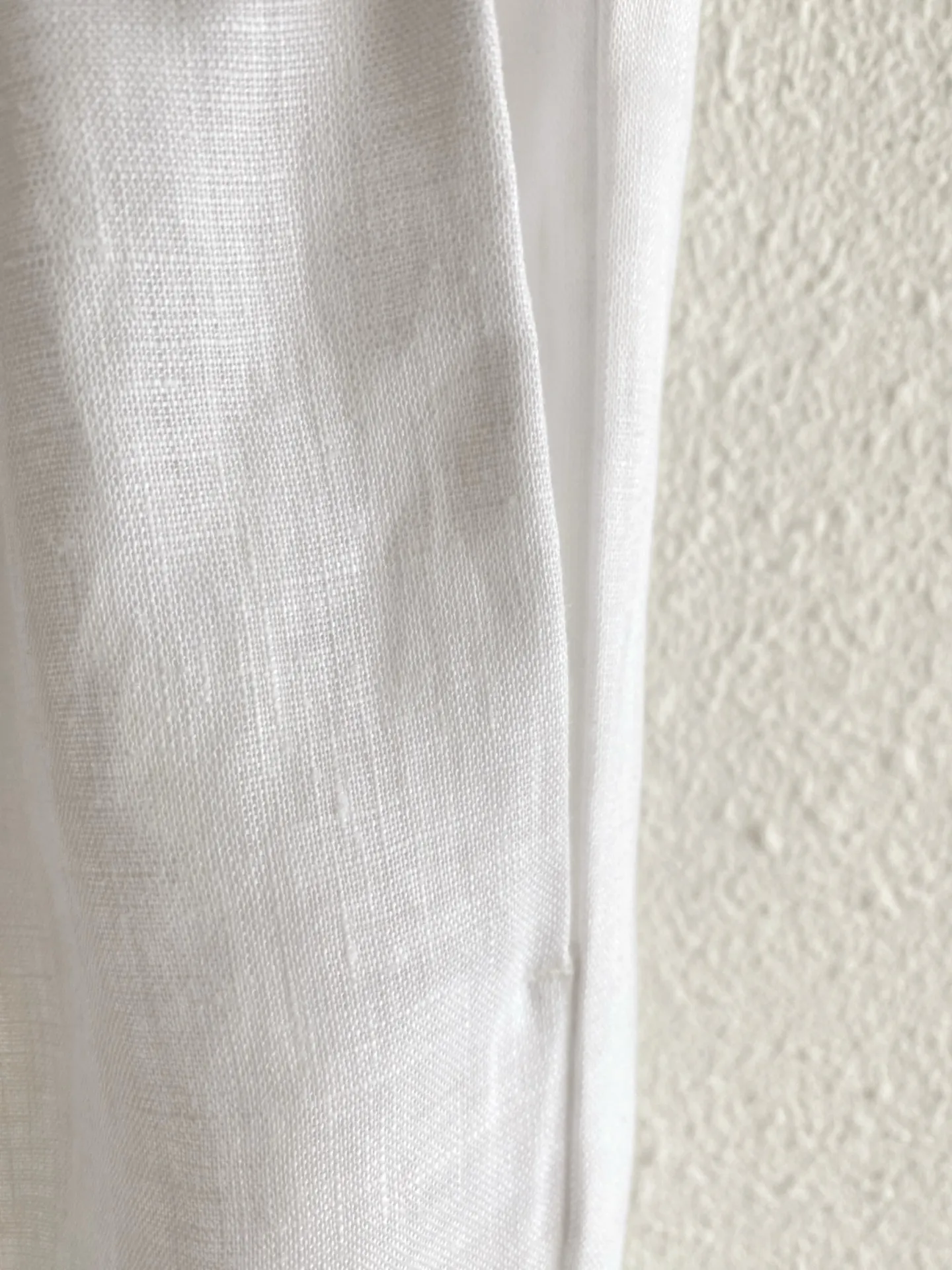Loro Piana elastic waist linen wide-leg pants. Fabric: 100% Italian rain dew linen, the same fabric as Series vests and shirts. It has been processed by the brand's softening process to weaken the stiff and prickly feeling of the linen. It has a natural clear linen texture, matte low saturation texture, breathable heat dissipation, and is a must in spring and summer. It has loose and natural wrinkles after washing. Style and details: Loose straight wide-leg cut, the trousers are loose and loose, not clinging to the legs, to accommodate all kinds of leg shapes, the trousers are long enough to expose the ankles, refreshing and neat; Waistband design: single button on the front + standard placket, full elastic waist on both sides, no sense of restraint, taking into account the regular appearance of the trousers and the comfort of home leisure, it comes with belt loops to match with belts; The minimalist front panel without pleats is visually clean and neat; the hidden diagonal pockets on both sides are low-key and have no exposed logo; the straight trouser legs do not need to be deliberately rolled, and the natural drape creates a relaxed atmosphere. Color choices: pure white, native hemp Beige, Khaki olive green, matte black, covering all scenarios of commuting, vacation, and daily life. Style positioning: Italian holiday relaxed style, minimalist commuting, new Chinese casual style, same style unisex version for men and women, focusing on high-end complete sets without logos. Sizes:S-4XL